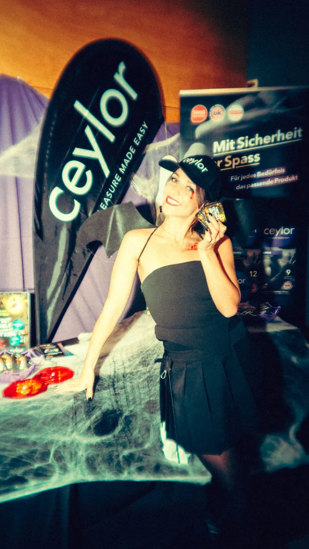 Gast im Fledermaus-Kostüm am CEYLOR-Stand mit Produktproben